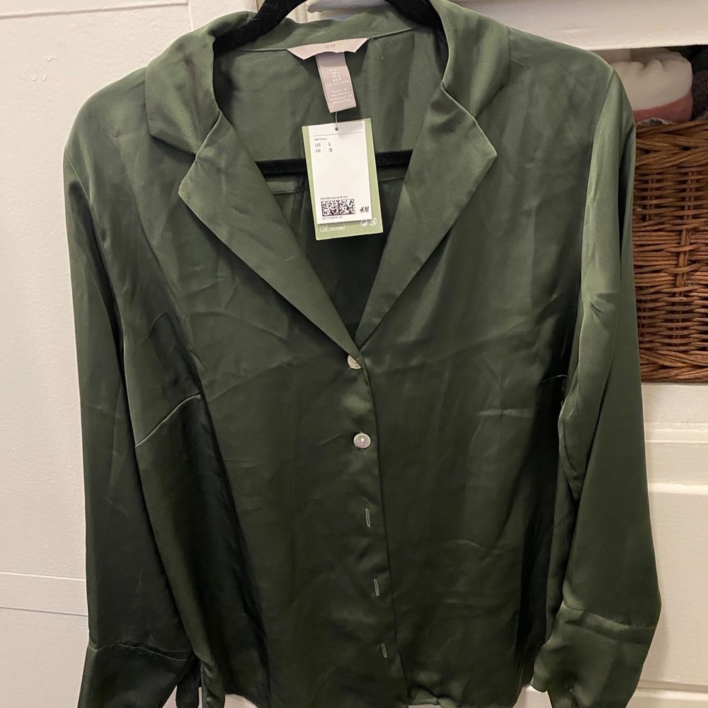 New with tags H&M satin button up blouse